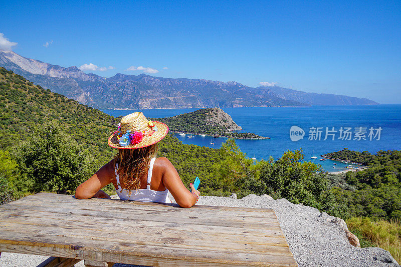 女游客眺望着海湾。来自Ölüdeniz, Fethiye，土耳其。